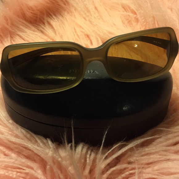 Authentic Prada sunglasses w/black Prada case - Picture 4 of 4